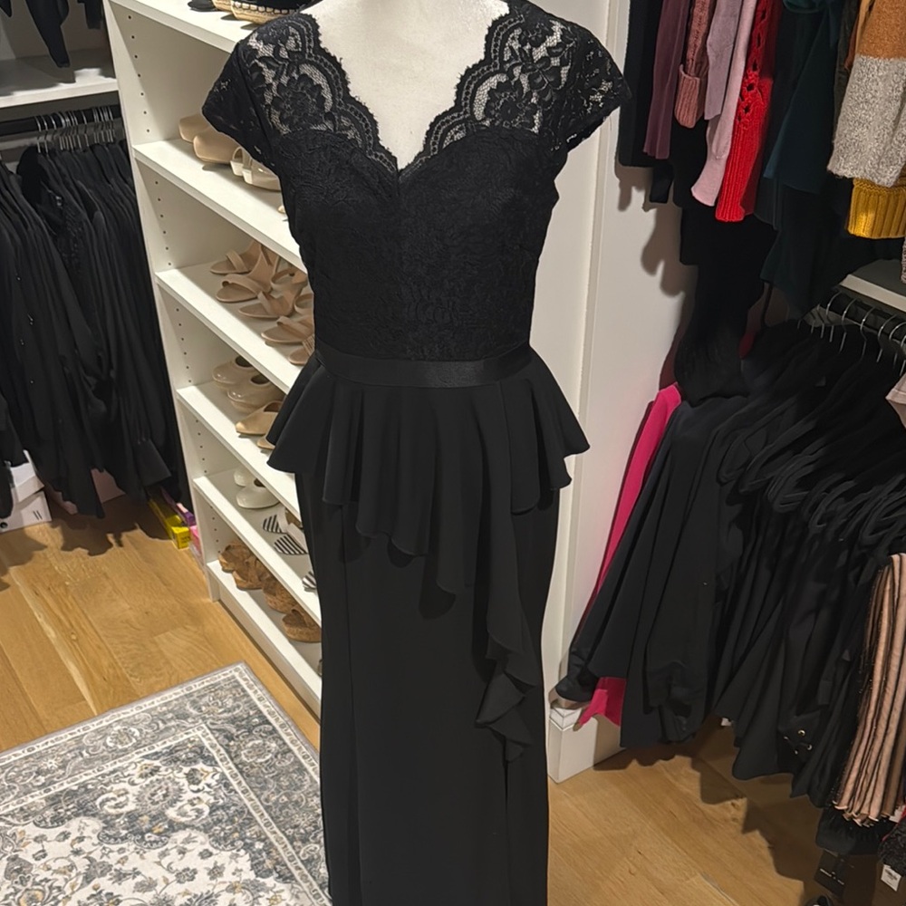 Elegant Black Lace Evening Gown